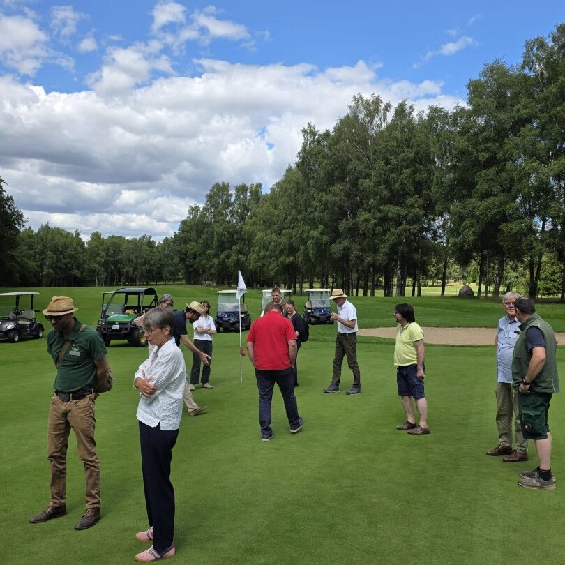 Teilnehmer des GolfBiodivers Veranstaltung unterwegs auf dem Platz