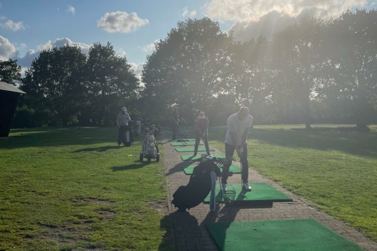 Golfer auf der Range Golf Club Hoisdorf