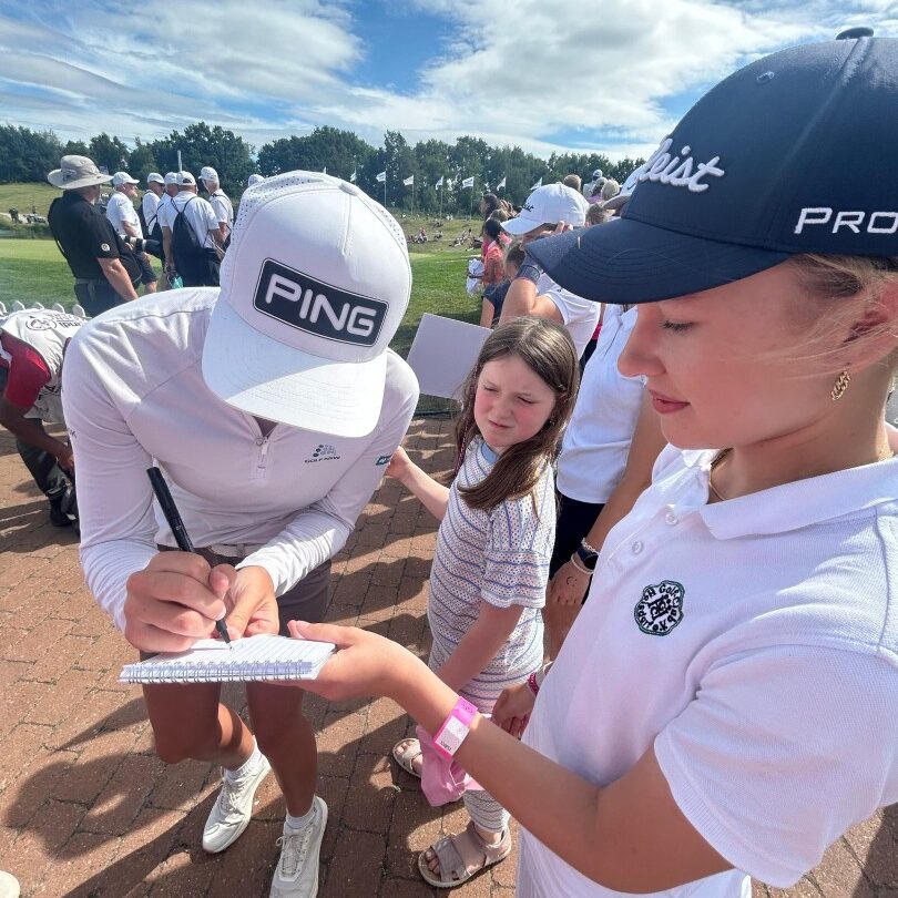 Hoisdorfer Mädchen Team In Winsen Auf Autogram Jagd