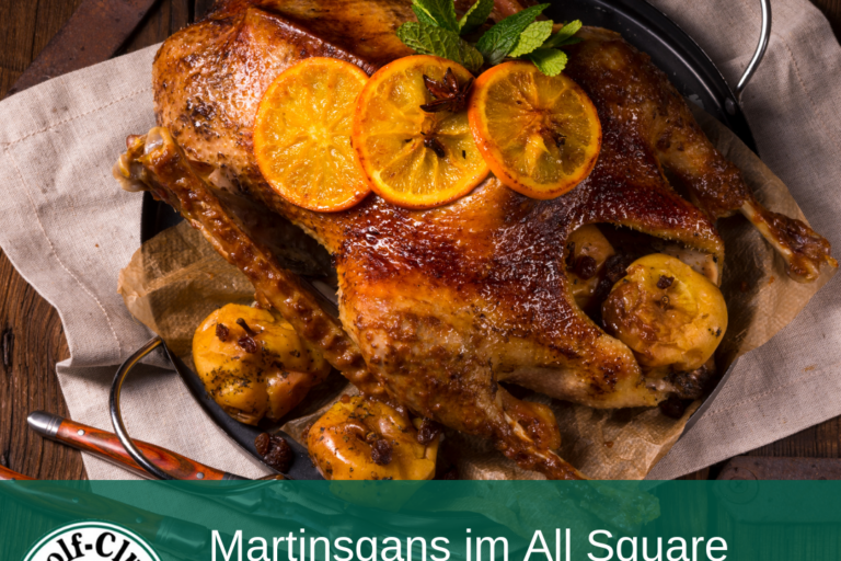 Ein gebratener Gänsebraten mit knuspriger Haut, dekoriert mit Orangen- und Apfelscheiben, liegt auf einem Teller. Darunter steht: "Martinsgans im All Square, 16. & 17. November, 1. & 13. Dezember" mit dem Logo des Golf-Clubs Holisdorf.